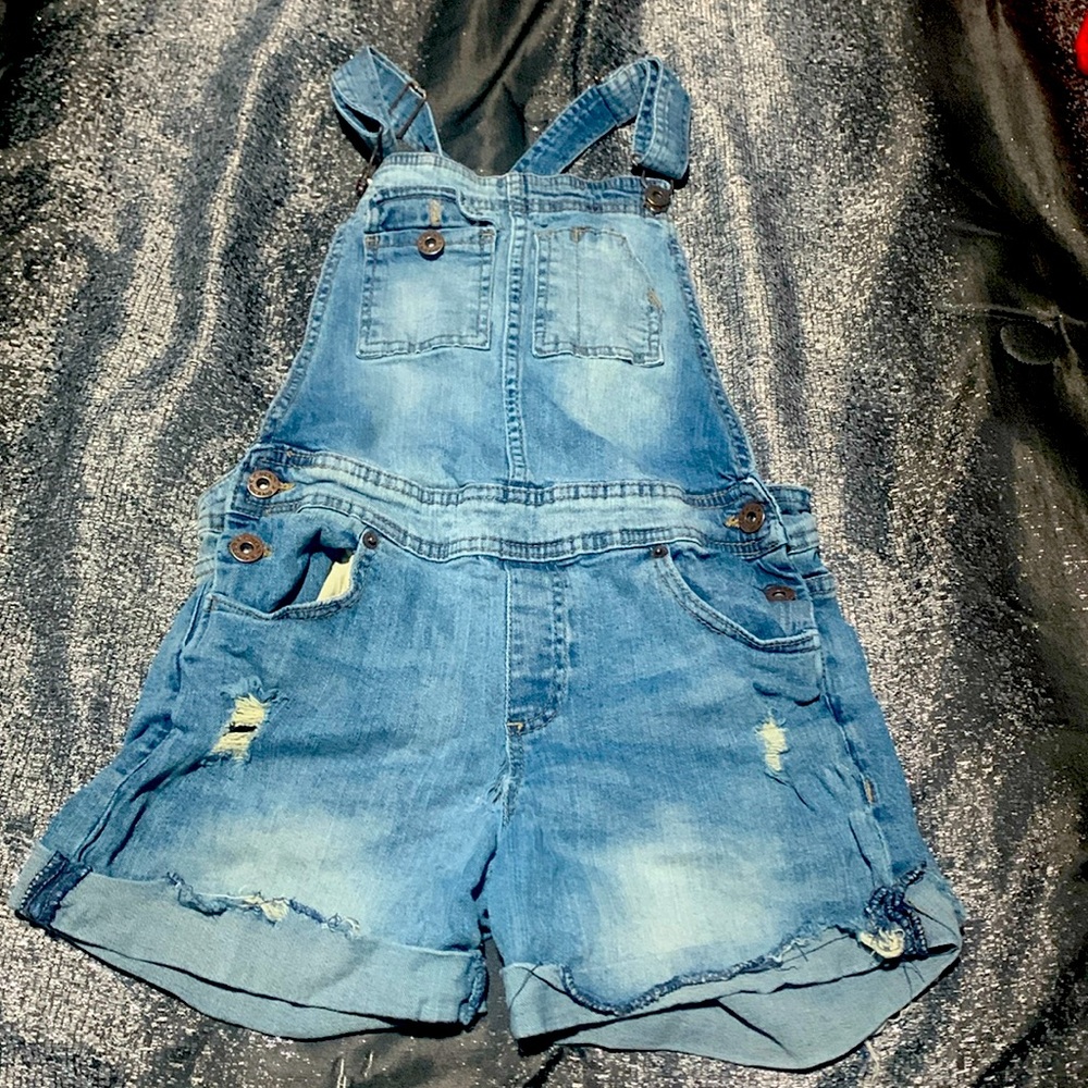 I am selling this jumpsuit because it doesn’t fit my size  but is still good
